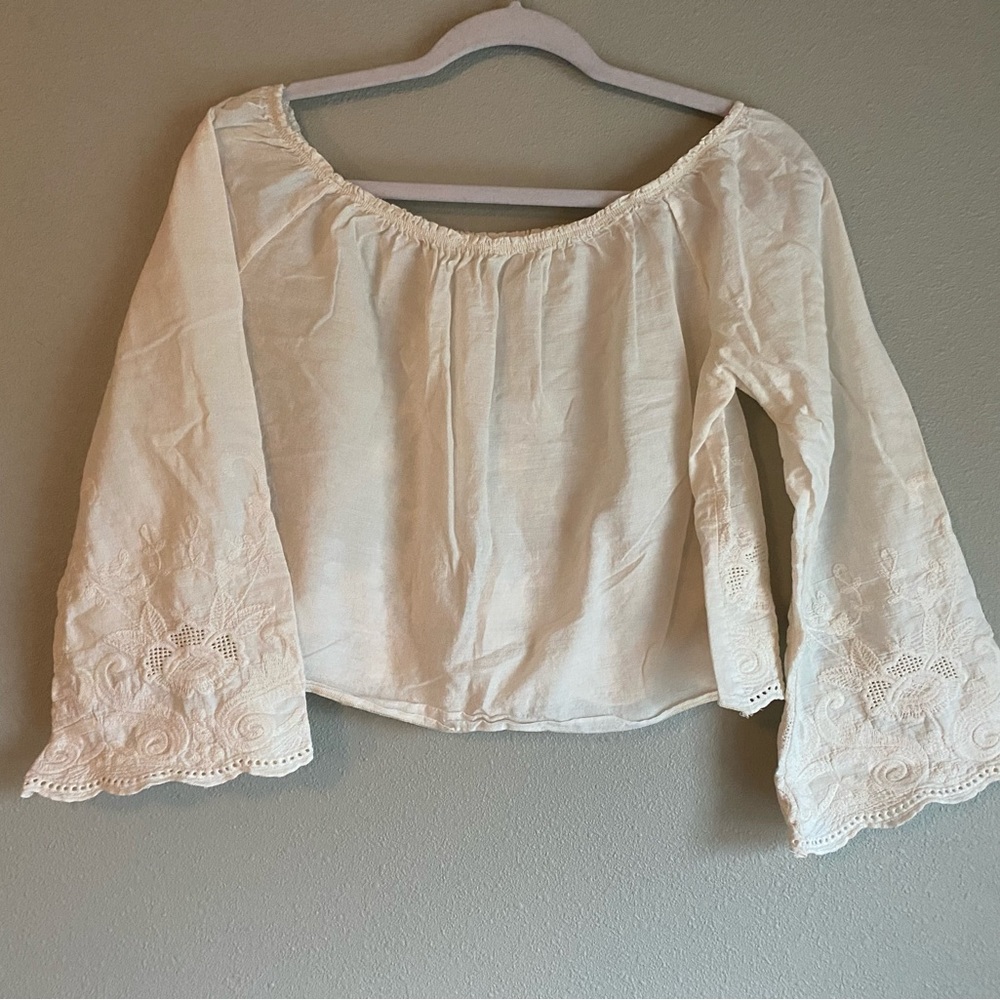 Vintage 1970 bell sleeve, embroidered, crop top with beautiful detailing.